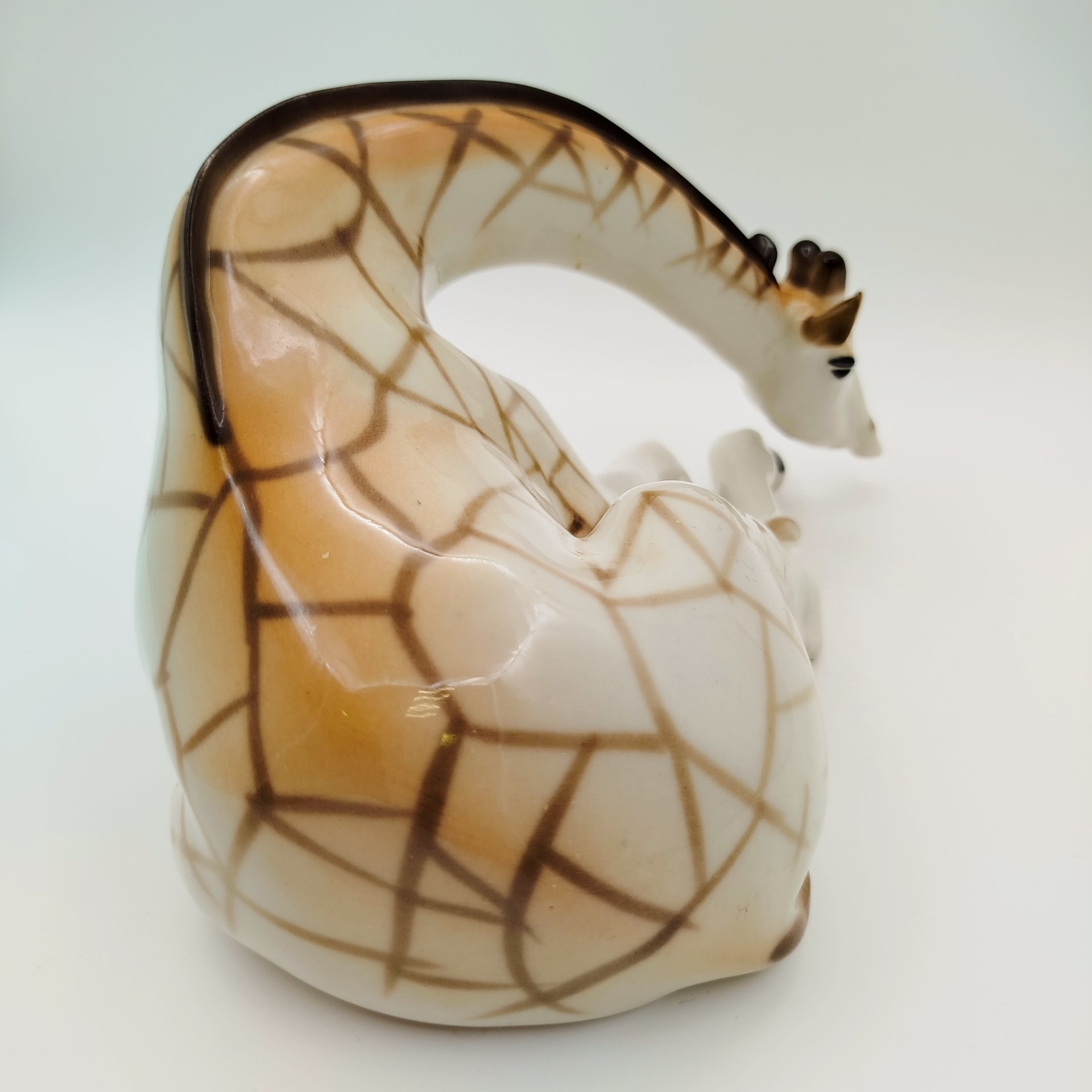 Статуэтка "Жираф" (лежащий), скульптор П.П. Веселов, фарфор, роспись, Ленинградский фарфоровый завод (ЛФЗ), СССР, 1970-1990 гг.