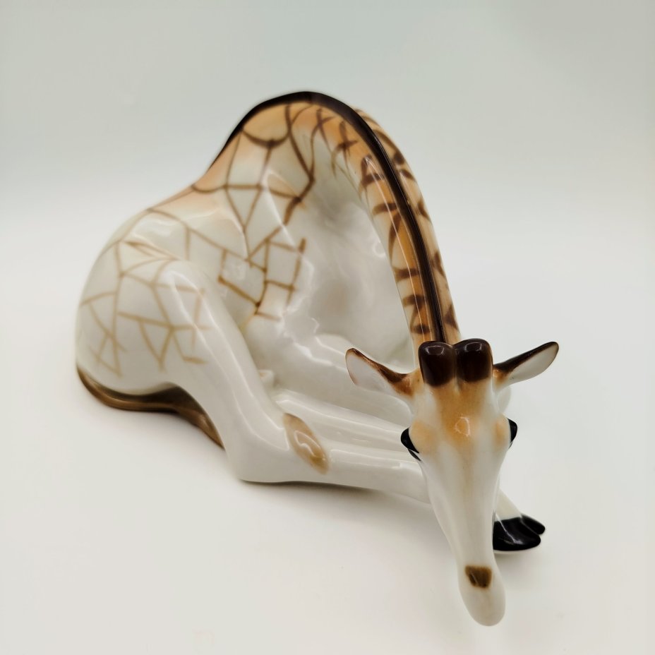 Статуэтка "Жираф" (лежащий), скульптор П.П. Веселов, фарфор, роспись, Ленинградский фарфоровый завод (ЛФЗ), СССР, 1970-1990 гг.