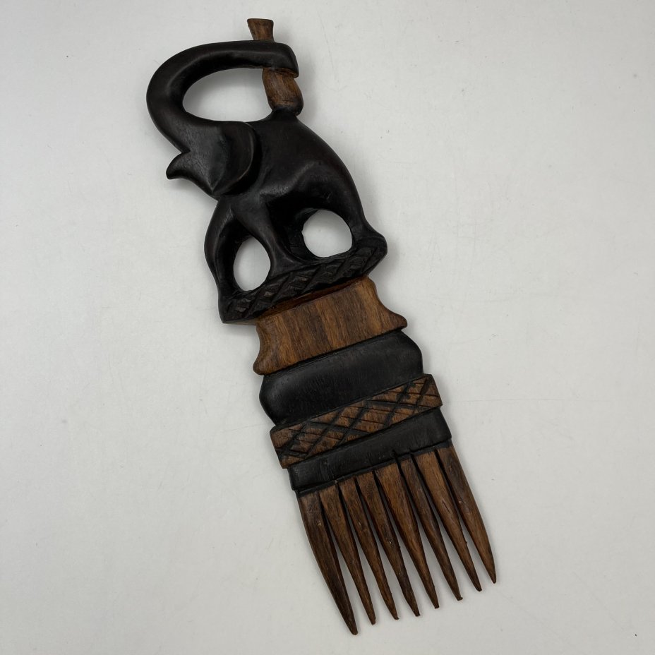 Расческа, выполненная из эбенового дерева