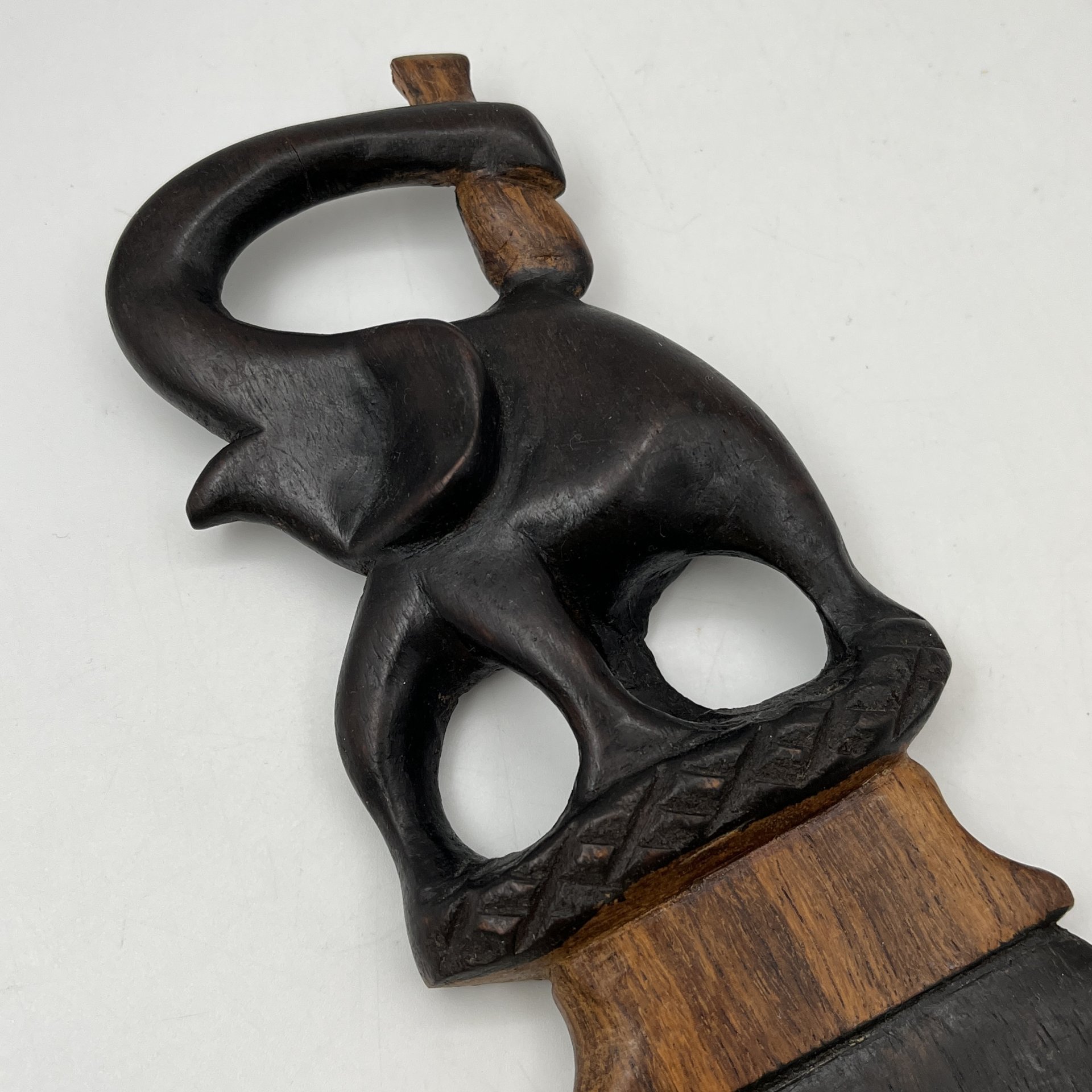 Расческа, выполненная из эбенового дерева