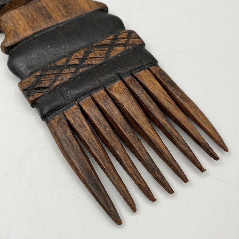 Расческа, выполненная из эбенового дерева