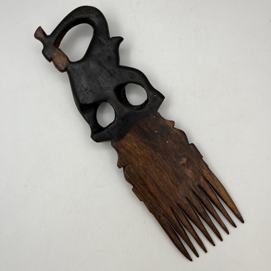 Расческа, выполненная из эбенового дерева