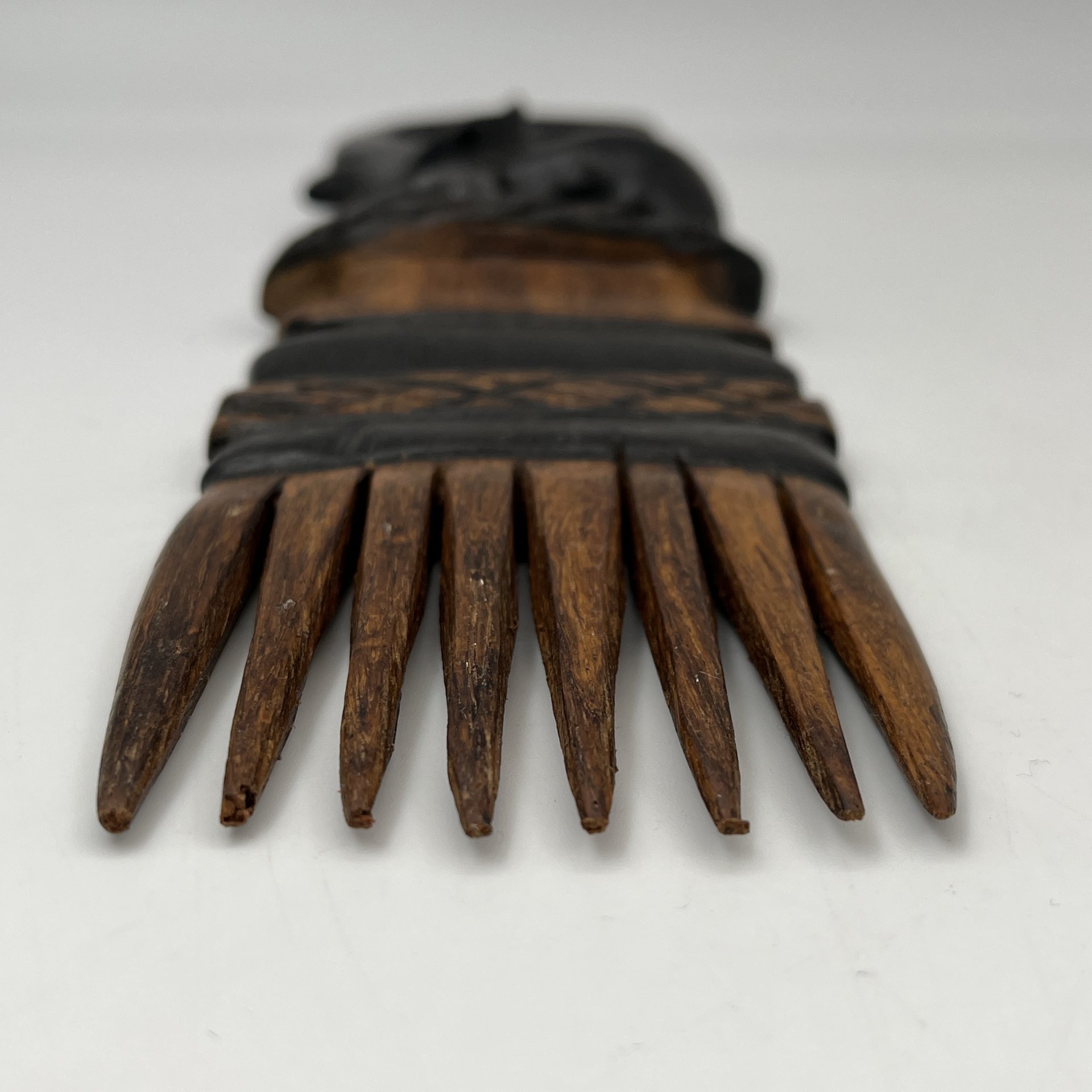 Расческа, выполненная из эбенового дерева