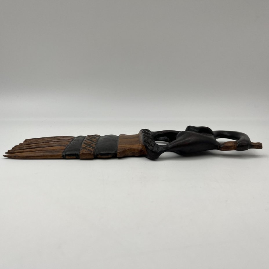 Расческа, выполненная из эбенового дерева