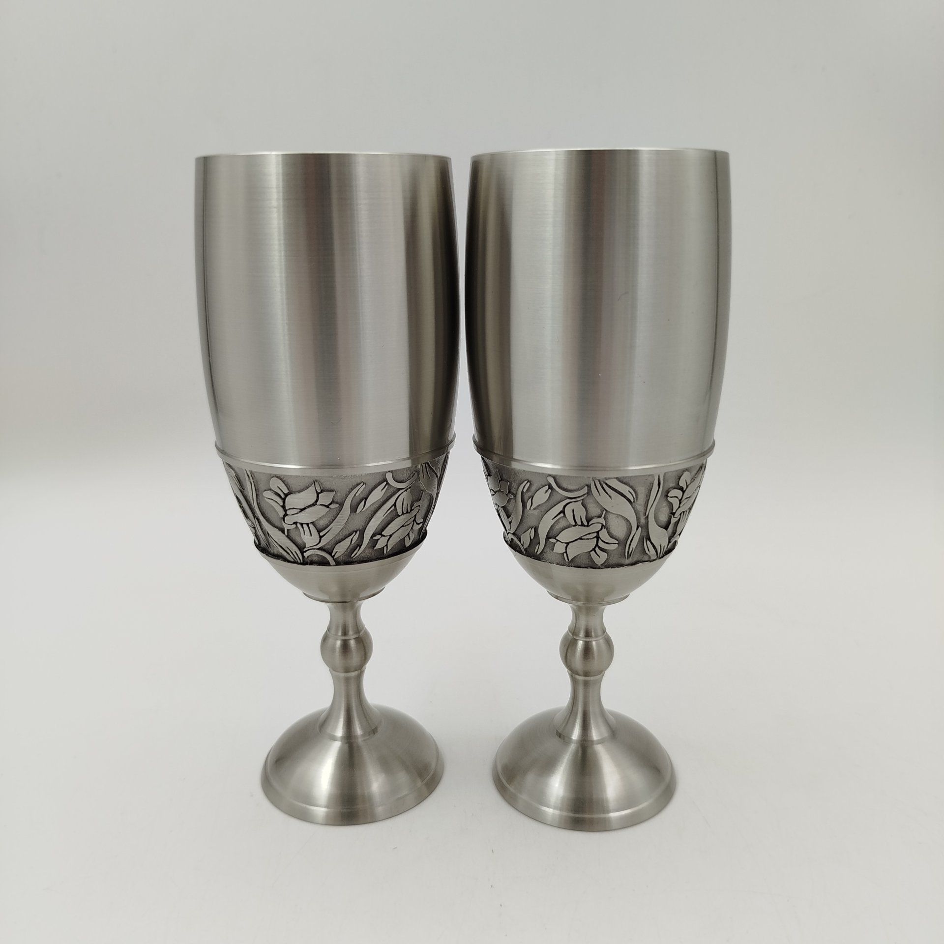 Набор из двух бокалов с растительным декором в оригинальном футляре, "Eagle Pewter", олово, Малайзия, 2000-2020 гг.