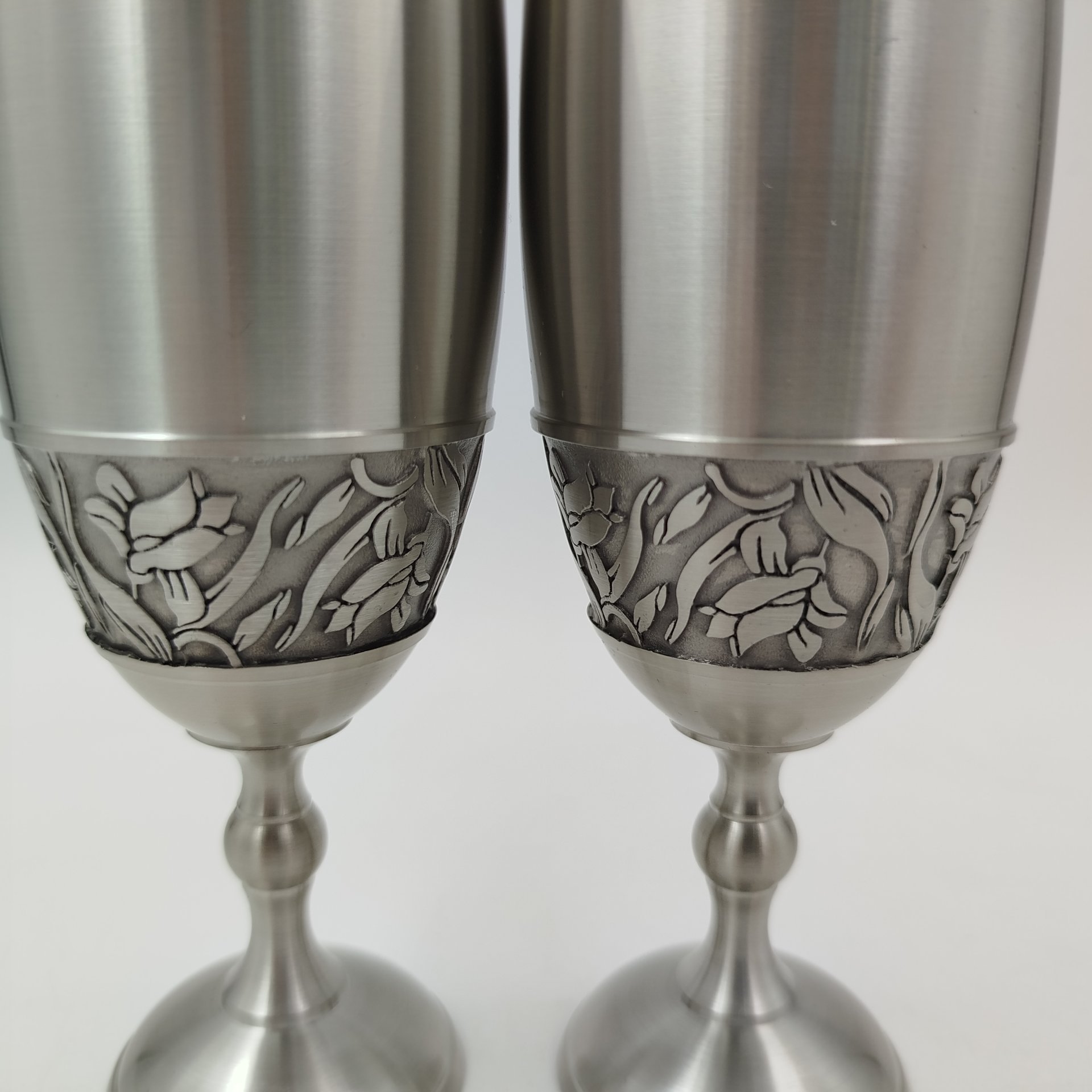 Набор из двух бокалов с растительным декором в оригинальном футляре, "Eagle Pewter", олово, Малайзия, 2000-2020 гг.