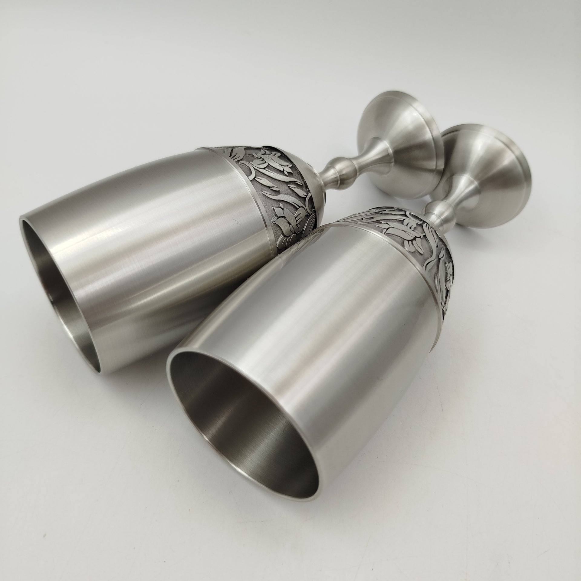 Набор из двух бокалов с растительным декором в оригинальном футляре, "Eagle Pewter", олово, Малайзия, 2000-2020 гг.