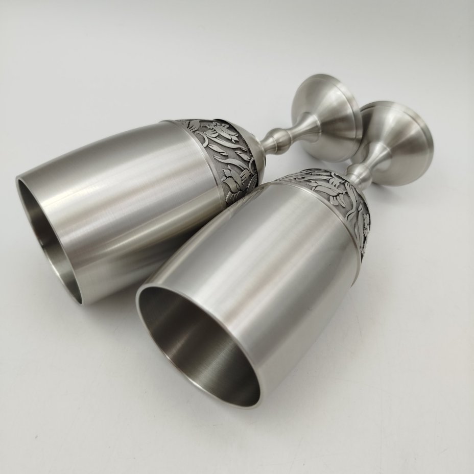 Набор из двух бокалов с растительным декором в оригинальном футляре, "Eagle Pewter", олово, Малайзия, 2000-2020 гг.