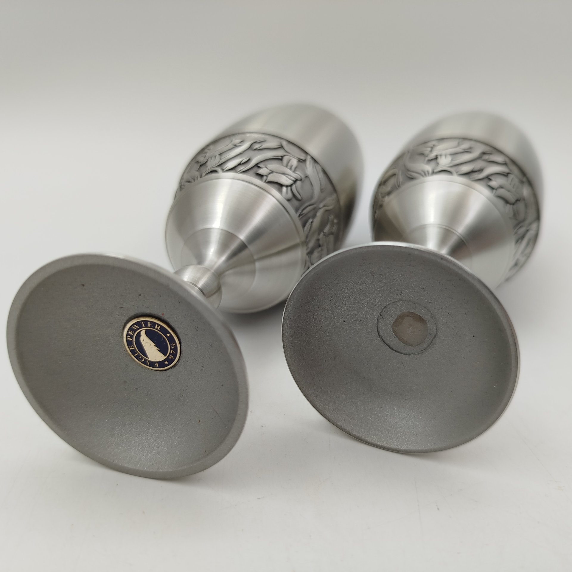 Набор из двух бокалов с растительным декором в оригинальном футляре, "Eagle Pewter", олово, Малайзия, 2000-2020 гг.