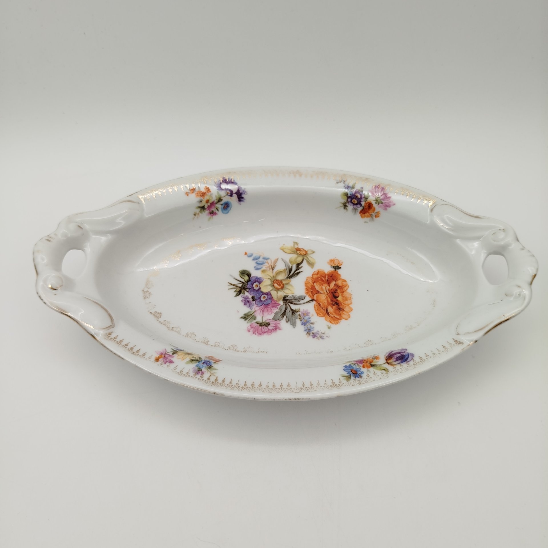 Блюдо сервировочное овальной формы с фигурными ручками и цветочным декором, фарфор, деколь, золочение, Российская империя, 1890-1915 гг.