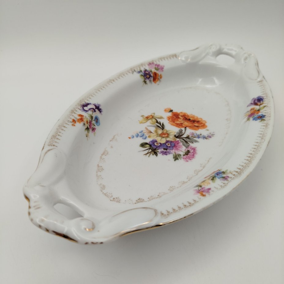 Блюдо сервировочное овальной формы с фигурными ручками и цветочным декором