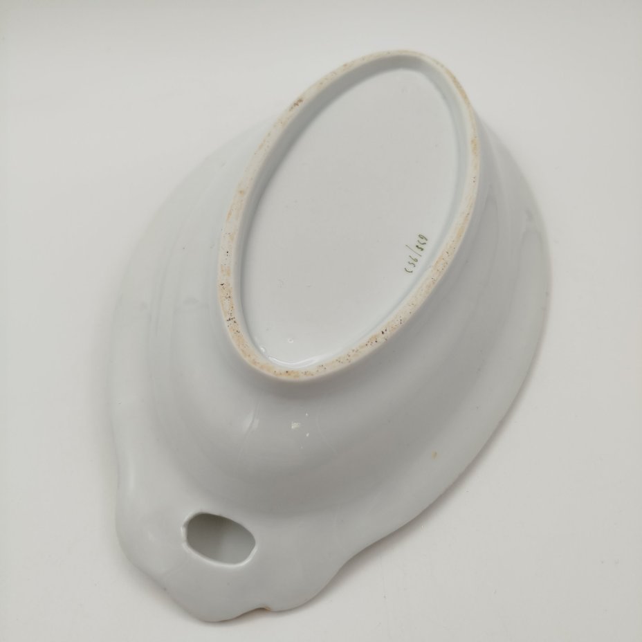 Блюдо сервировочное овальной формы с фигурными ручками и цветочным декором