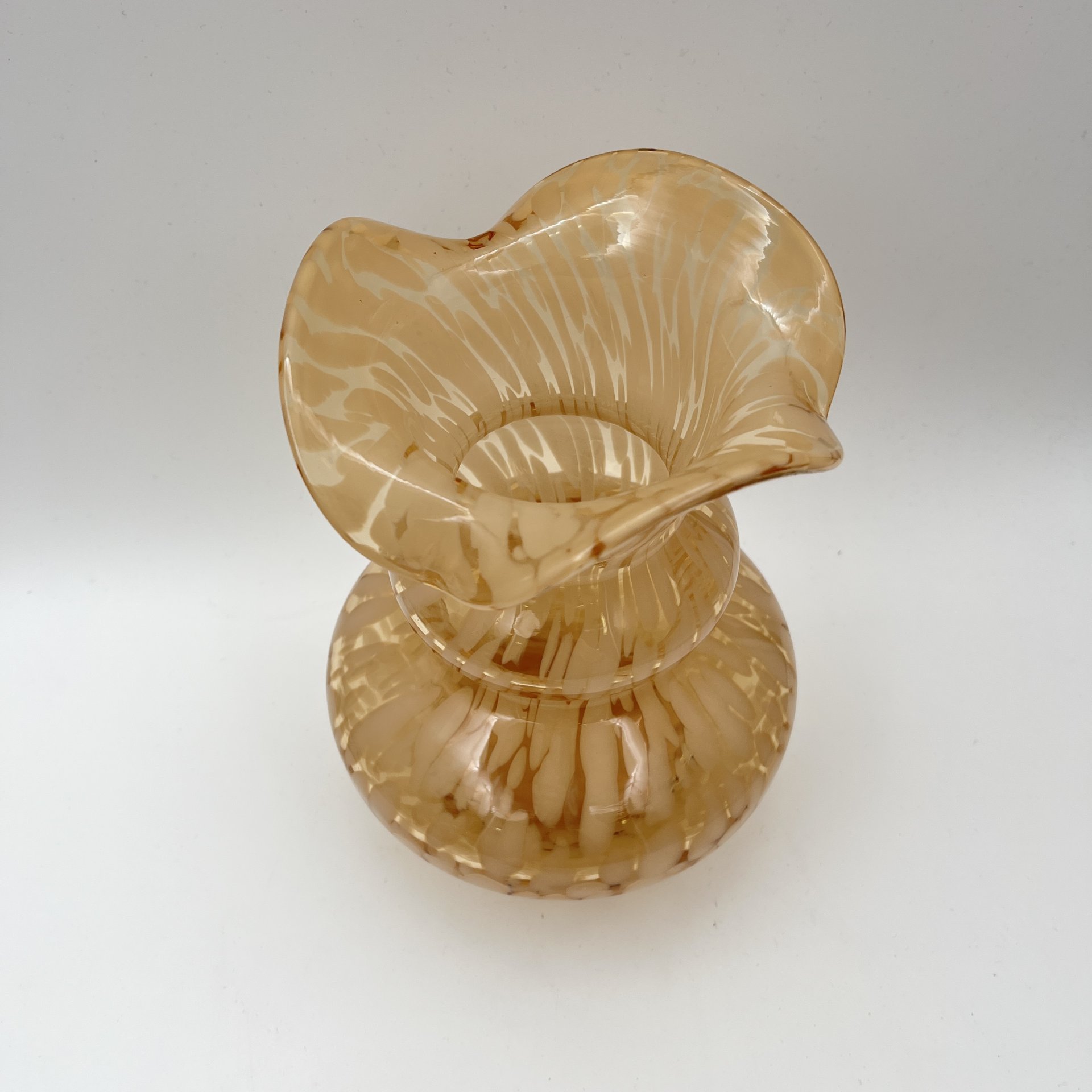 Ваза «Невеста» с вкраплениями, автор Ежов Виктор Васильевич, стекло, гутная техника, Завод «Красный Гигант», СССР, 1980-1990 гг.