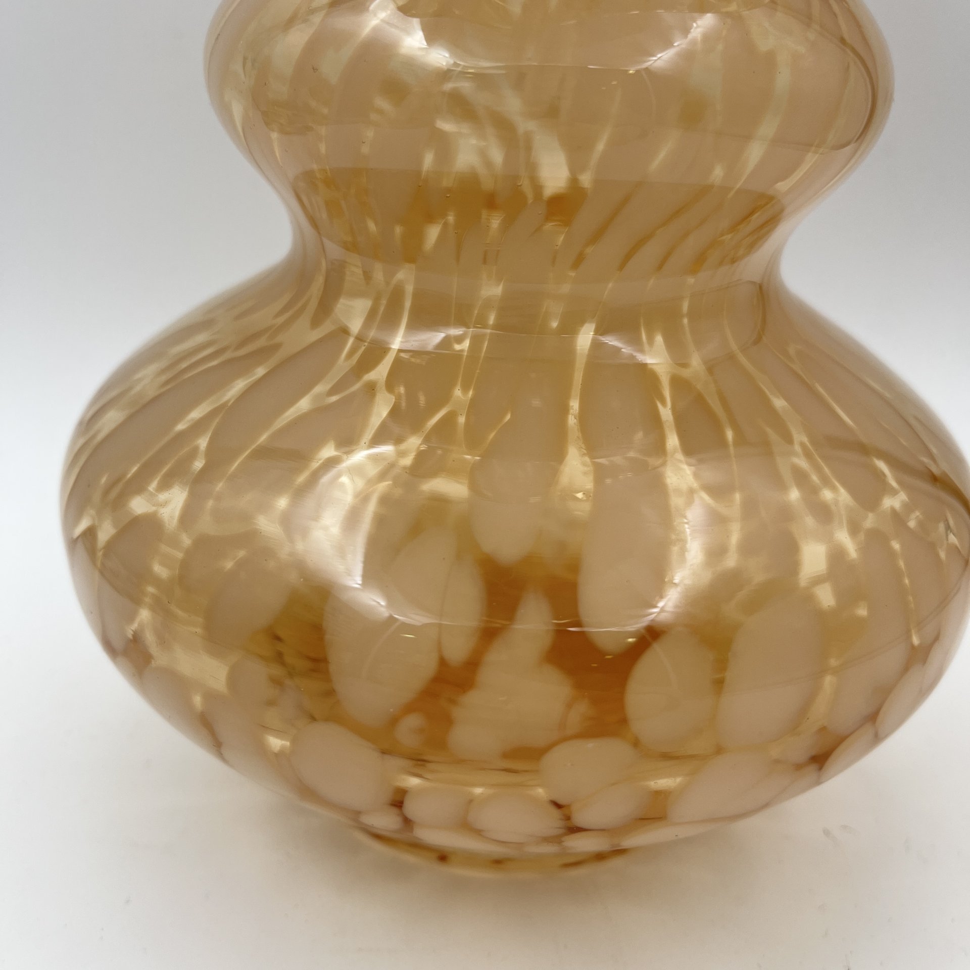 Ваза «Невеста» с вкраплениями, автор Ежов Виктор Васильевич, стекло, гутная техника, Завод «Красный Гигант», СССР, 1980-1990 гг.