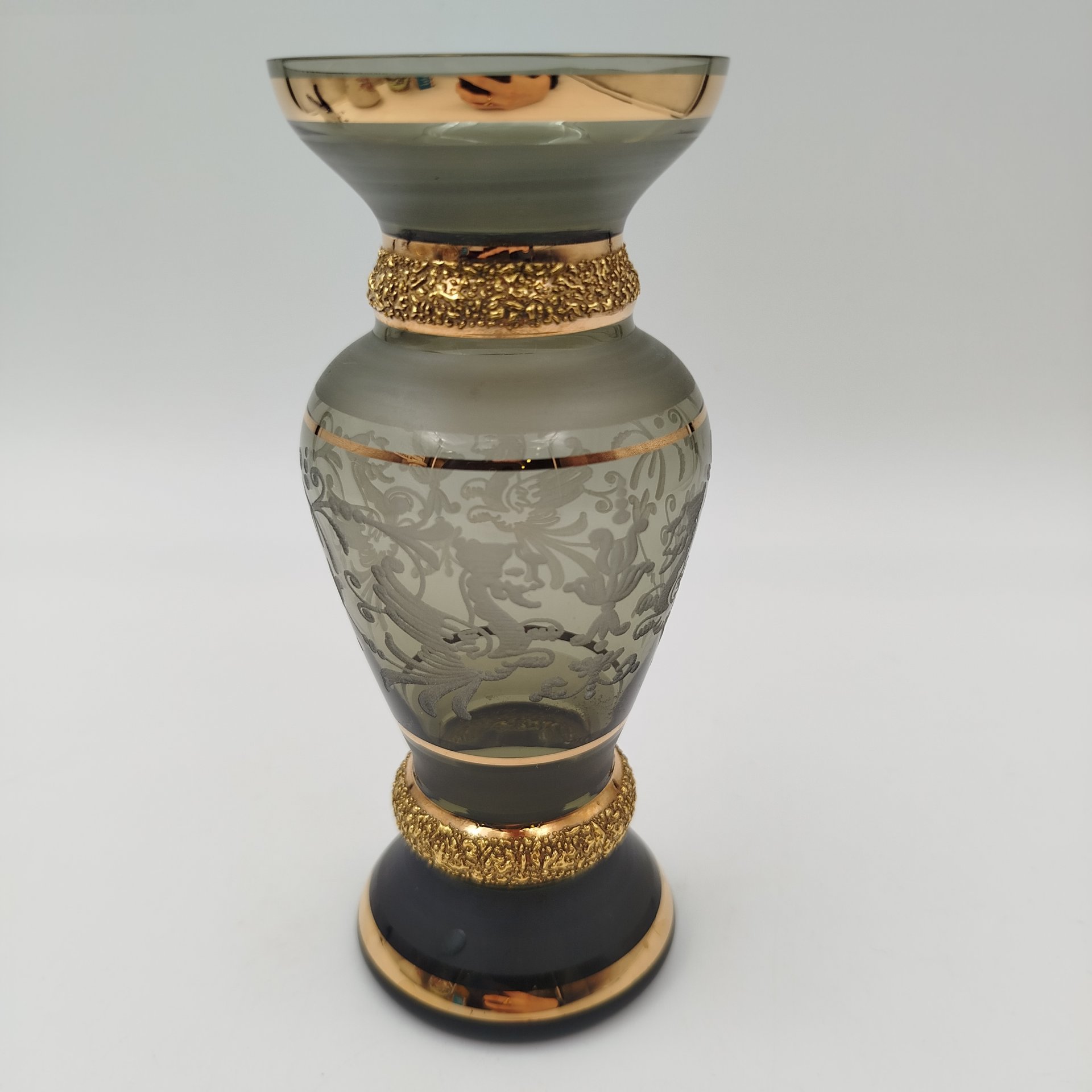 Ваза миниатюрная, украшенная растительным декором