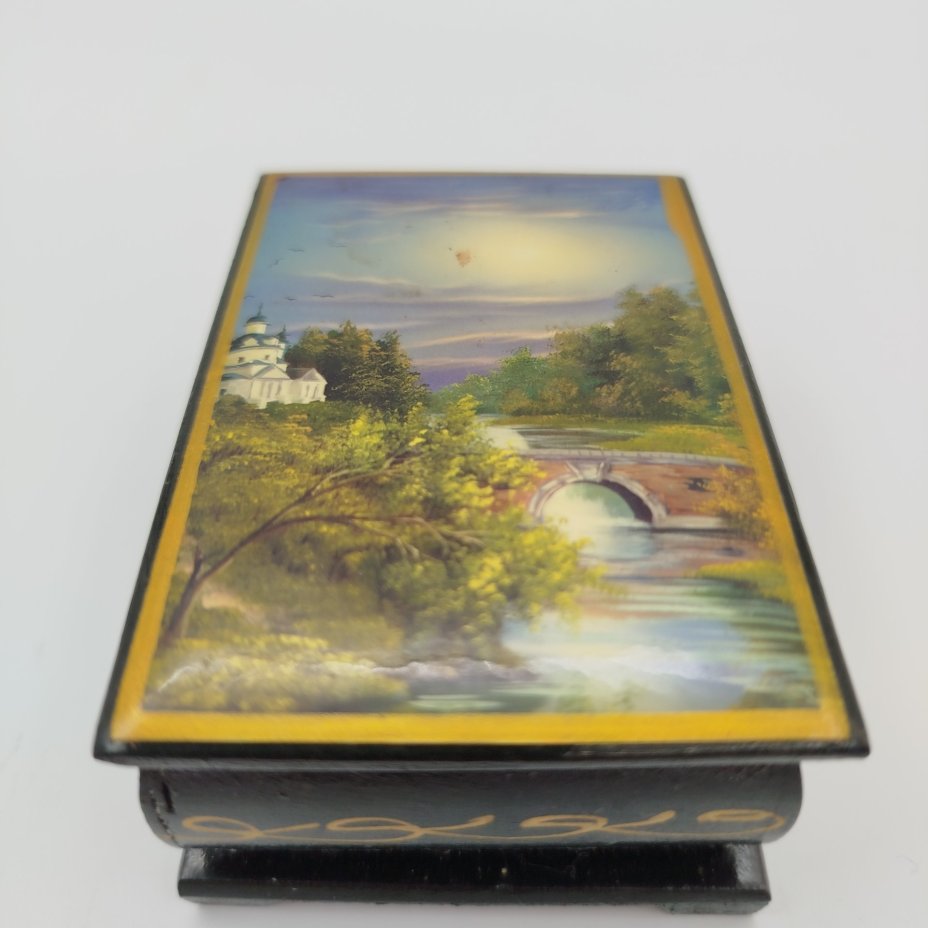 Шкатулка с изображением пейзажа и храма