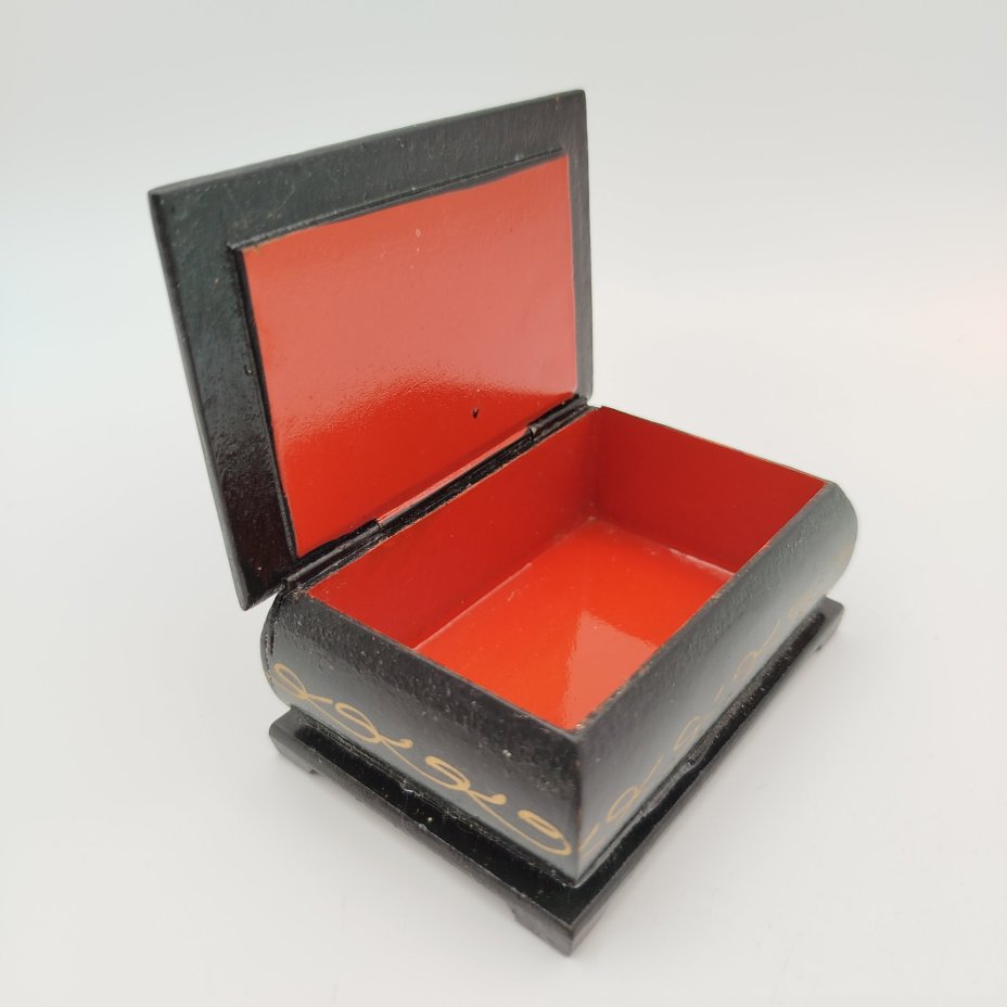 Шкатулка с изображением пейзажа и храма