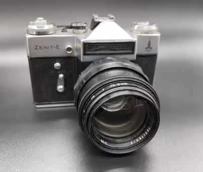 Фотоаппарат "Зенит-Е" с олимпийской символикой, объективом "Юпитер-9" и кофром, металл, пластик, стекло, кожа, Красногорский механический завод (КМЗ), СССР, 1980 г., Красногорский механический завод (КМЗ)