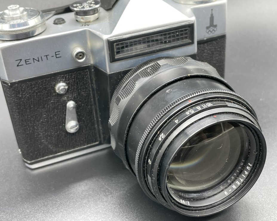 Фотоаппарат "Зенит-Е" с олимпийской символикой, объективом "Юпитер-9" и кофром, металл, пластик, стекло, кожа, Красногорский механический завод (КМЗ), СССР, 1980 г., Красногорский механический завод (КМЗ)