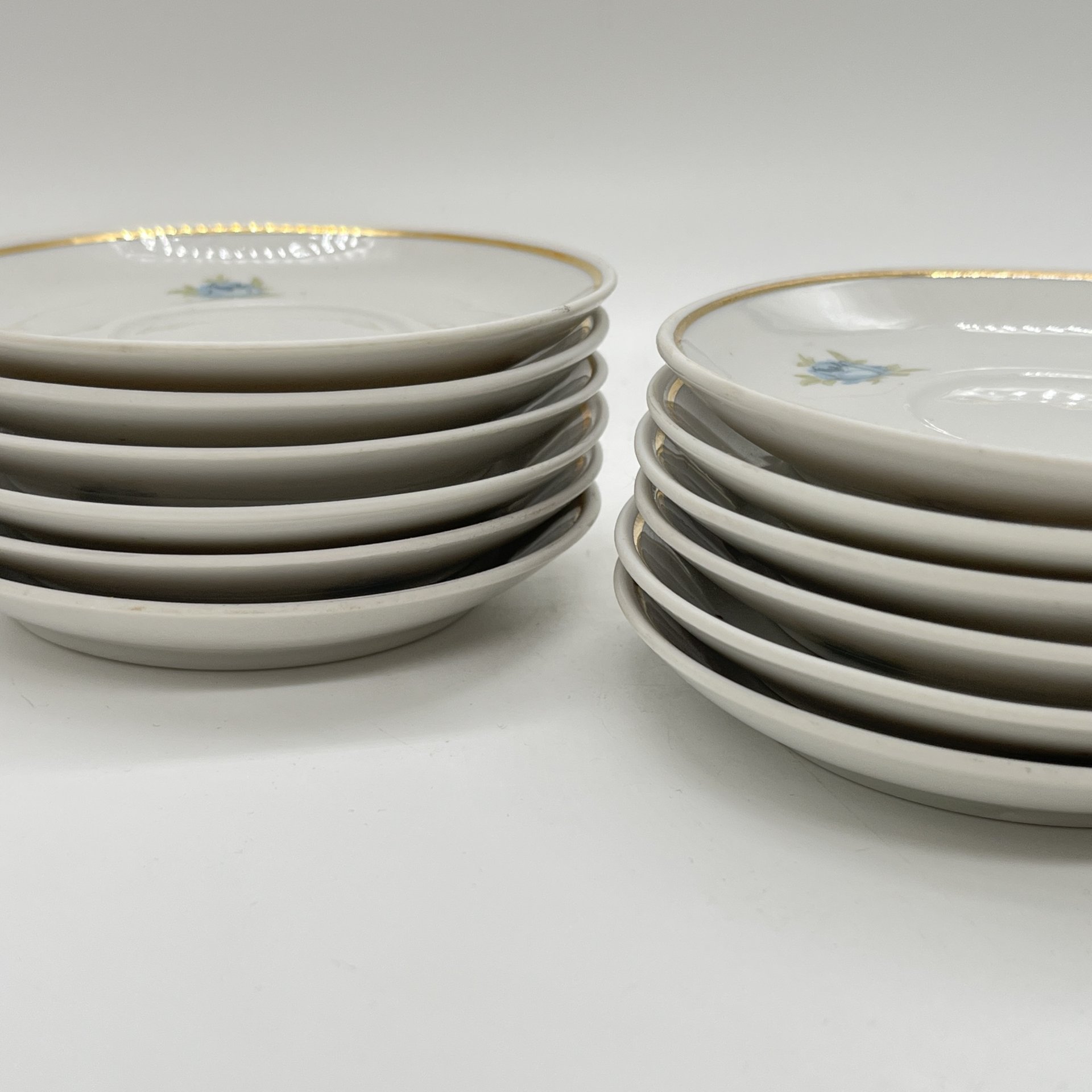 Набор из 12 блюдец с цветочным декором, фарфор, деколь, золочение, Довбышский фарфоровый завод (Довбыш), СССР, 1970 г.