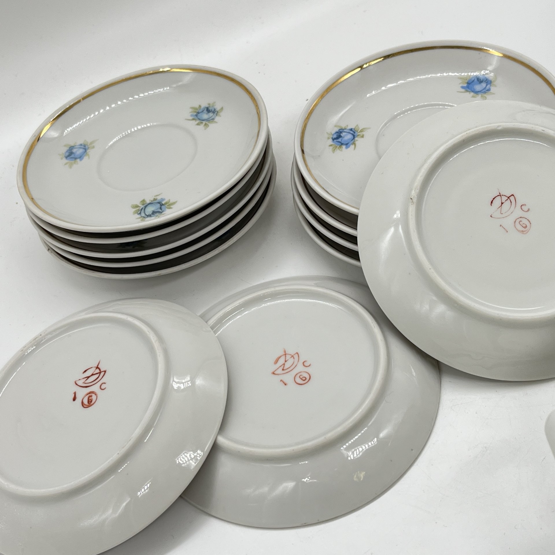 Набор из 12 блюдец с цветочным декором, фарфор, деколь, золочение, Довбышский фарфоровый завод (Довбыш), СССР, 1970 г.
