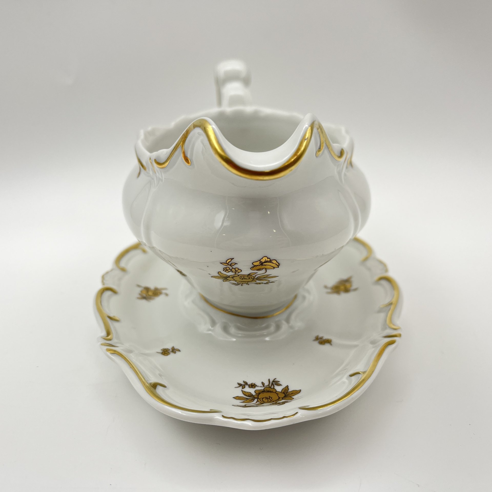 Соусник, украшенный цветочным декором, серия "Katharina", фарфор, золочение, Weimar Porzellan (Веймарский фарфор), ГДР, 1950-1980 гг.
