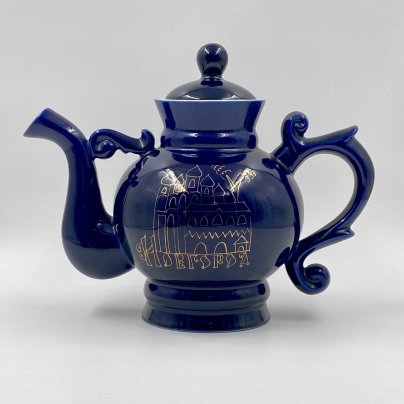 Чайник фигурный из сервиза "Новгородский" ("Декоративный", "Новгород"), автор В. В. Смоляр, фарфор, крытьё кобальтом, золочение, Бронницкий завод фарфоровых изделий «Возрождение», СССР, 1980-1990 гг., Бронницкий завод фарфоровых изделий «Возрождение»