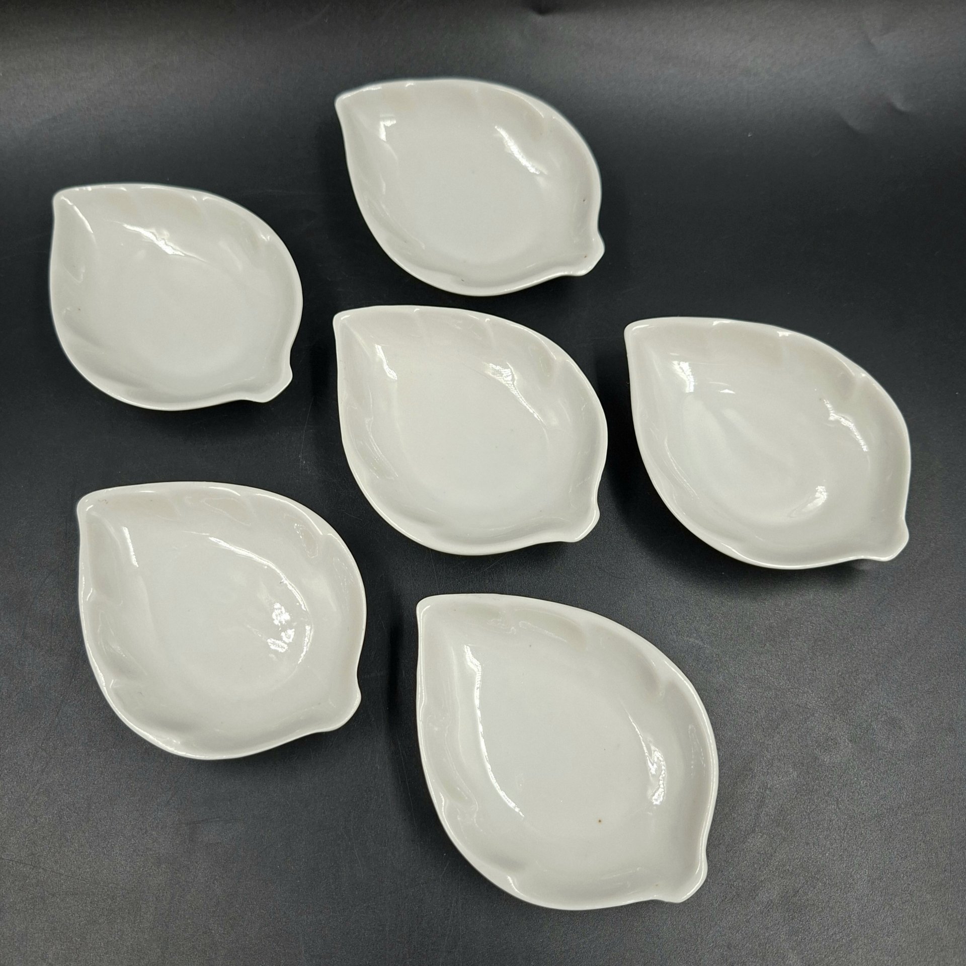 Набор из шести розеток в форме листиков, фарфор, Ленинградский опытный завод (ЛОЗ), СССР, 1984-1991 гг.