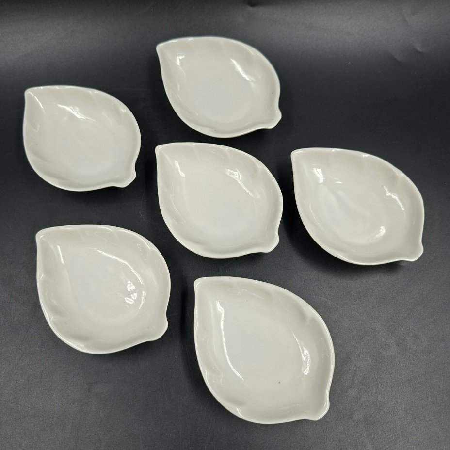 Набор из шести розеток в форме листиков, фарфор, Ленинградский опытный завод (ЛОЗ), СССР, 1984-1991 гг.