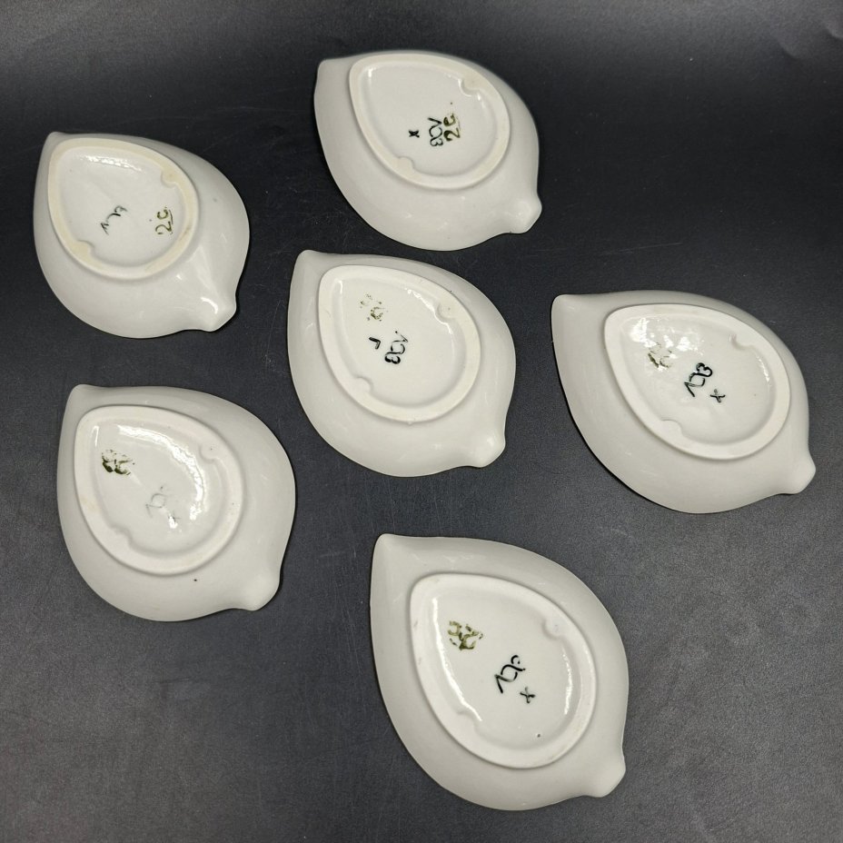 Набор из шести розеток в форме листиков, фарфор, Ленинградский опытный завод (ЛОЗ), СССР, 1984-1991 гг.