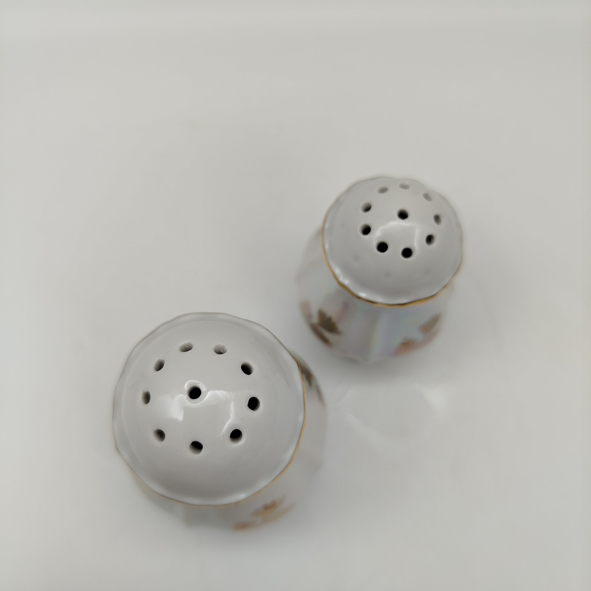 Набор для сервировки "Мадонна" (масленка, солонка и перечница), фарфор, деколь, люстр, золочение, Kahla, ГДР, 1960-1980 гг.