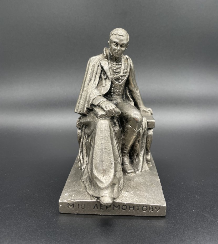 Статуэтка "М.Ю. Лермонтов. 1814-1841", изображающая поэта сидящим на скамье