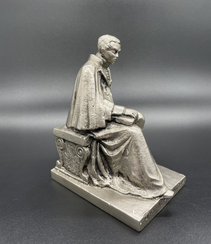 Статуэтка "М.Ю. Лермонтов. 1814-1841", изображающая поэта сидящим на скамье