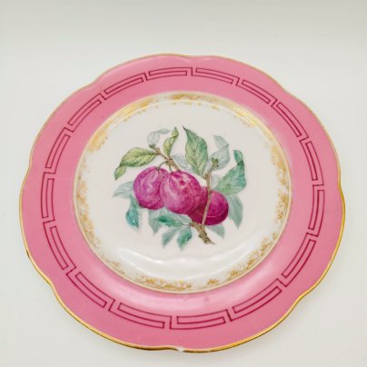 Тарелка с декором в виде слив и бортом розового цвета с меандром, фарфор, роспись, крытье, золочение, Фарфоровый завод братьев Корниловых, Российская империя, 1861-1884 гг.