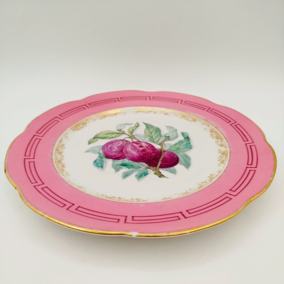 Тарелка с декором в виде слив и бортом розового цвета с меандром, фарфор, роспись, крытье, золочение, Фарфоровый завод братьев Корниловых, Российская империя, 1861-1884 гг.