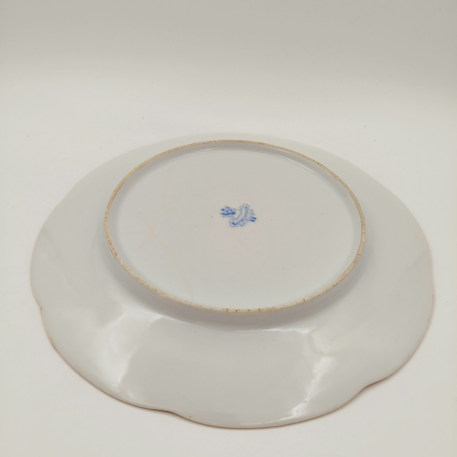 Тарелка с декором в виде слив и бортом розового цвета с меандром, фарфор, роспись, крытье, золочение, Фарфоровый завод братьев Корниловых, Российская империя, 1861-1884 гг.