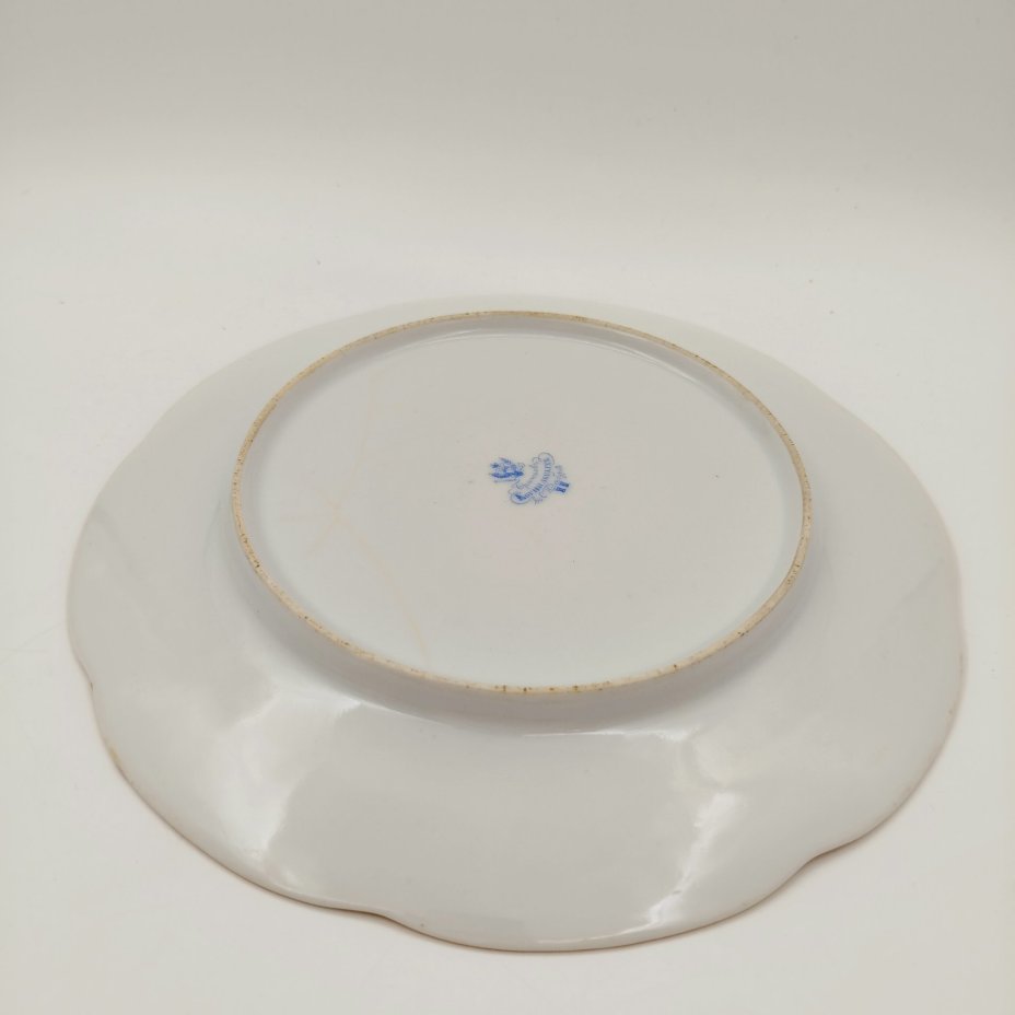 Тарелка с декором в виде слив и бортом розового цвета с меандром, фарфор, роспись, крытье, золочение, Фарфоровый завод братьев Корниловых, Российская империя, 1861-1884 гг.