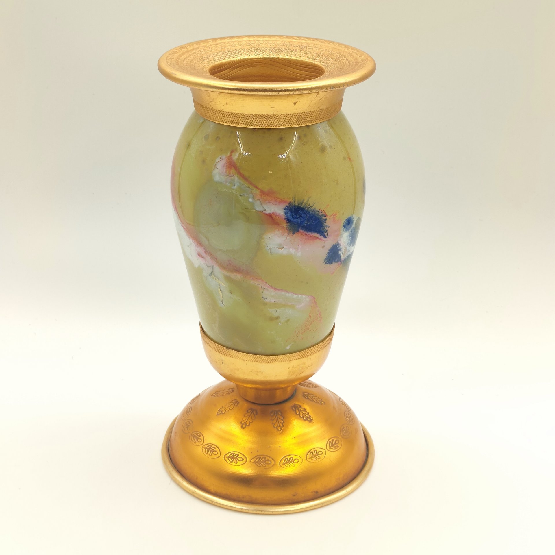 Ваза в форме кубка с имитацией структуры камня, стекло, алюминий, золочение, краска, СССР, 1970-1990 гг.