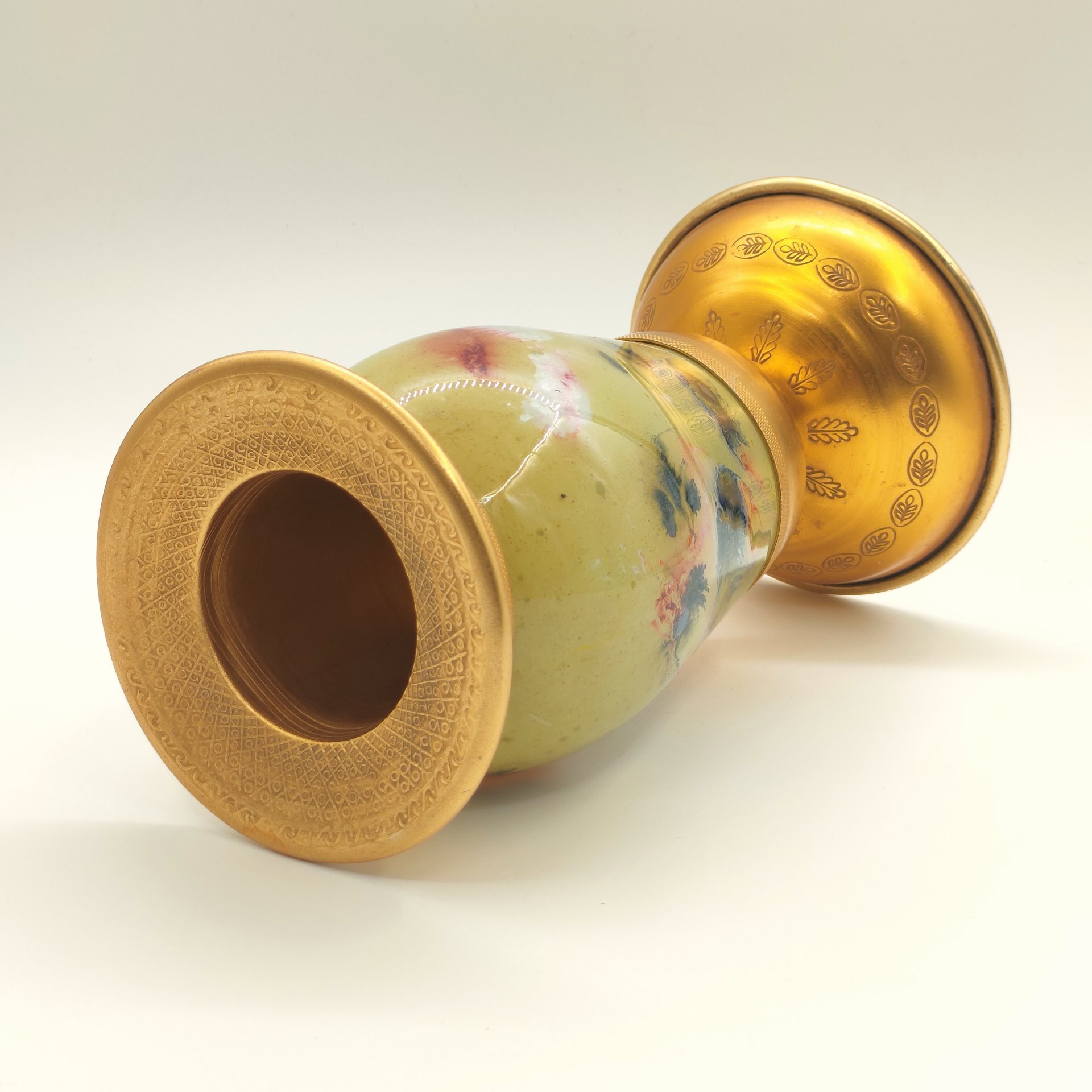 Ваза в форме кубка с имитацией структуры камня, стекло, алюминий, золочение, краска, СССР, 1970-1990 гг.