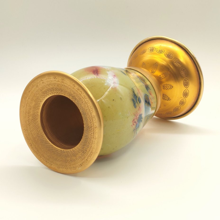 Ваза в форме кубка с имитацией структуры камня