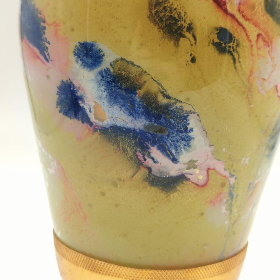 Ваза в форме кубка с имитацией структуры камня