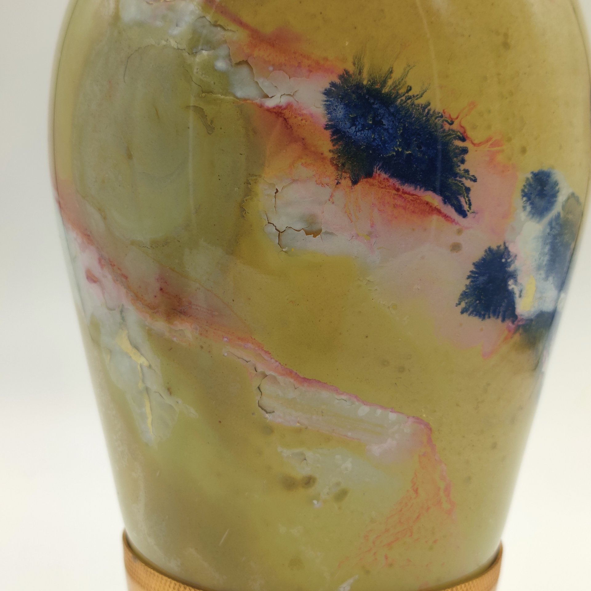 Ваза в форме кубка с имитацией структуры камня, стекло, алюминий, золочение, краска, СССР, 1970-1990 гг.