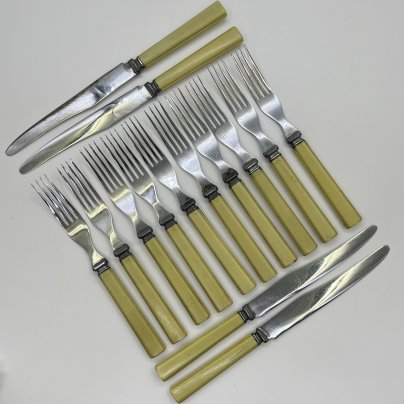 Набор из 10-ти столовых вилок и 4-х ножей, пластик, нержавеющая сталь, Завод «Труд» (р.п. Вача), СССР, 1930-1940 гг.