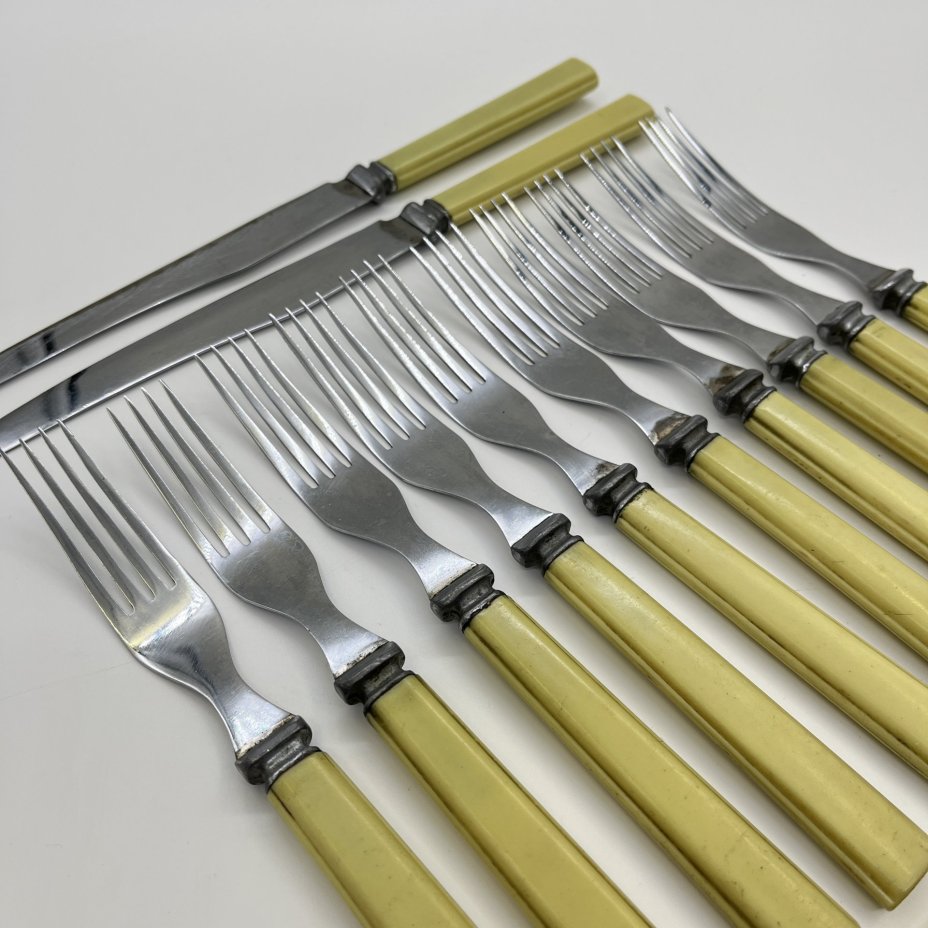 Набор из 10-ти столовых вилок и 4-х ножей, пластик, нержавеющая сталь, Завод «Труд» (р.п. Вача), СССР, 1930-1940 гг.
