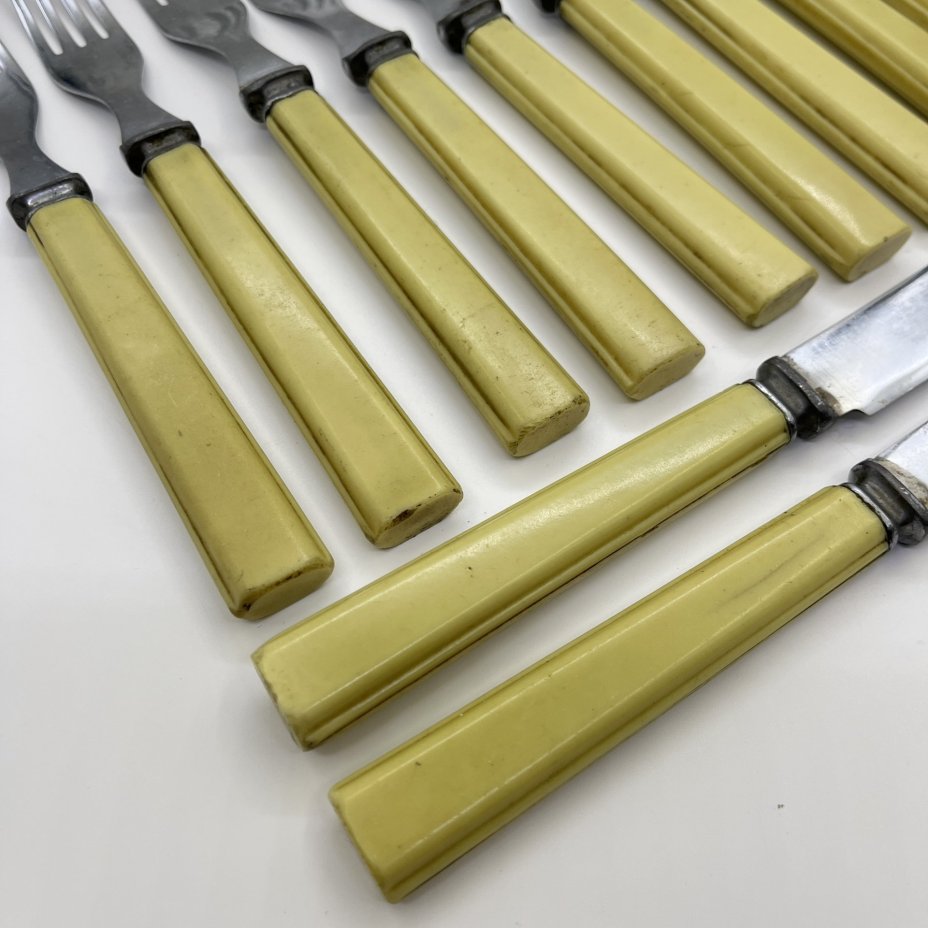 Набор из 10-ти столовых вилок и 4-х ножей, пластик, нержавеющая сталь, Завод «Труд» (р.п. Вача), СССР, 1930-1940 гг.