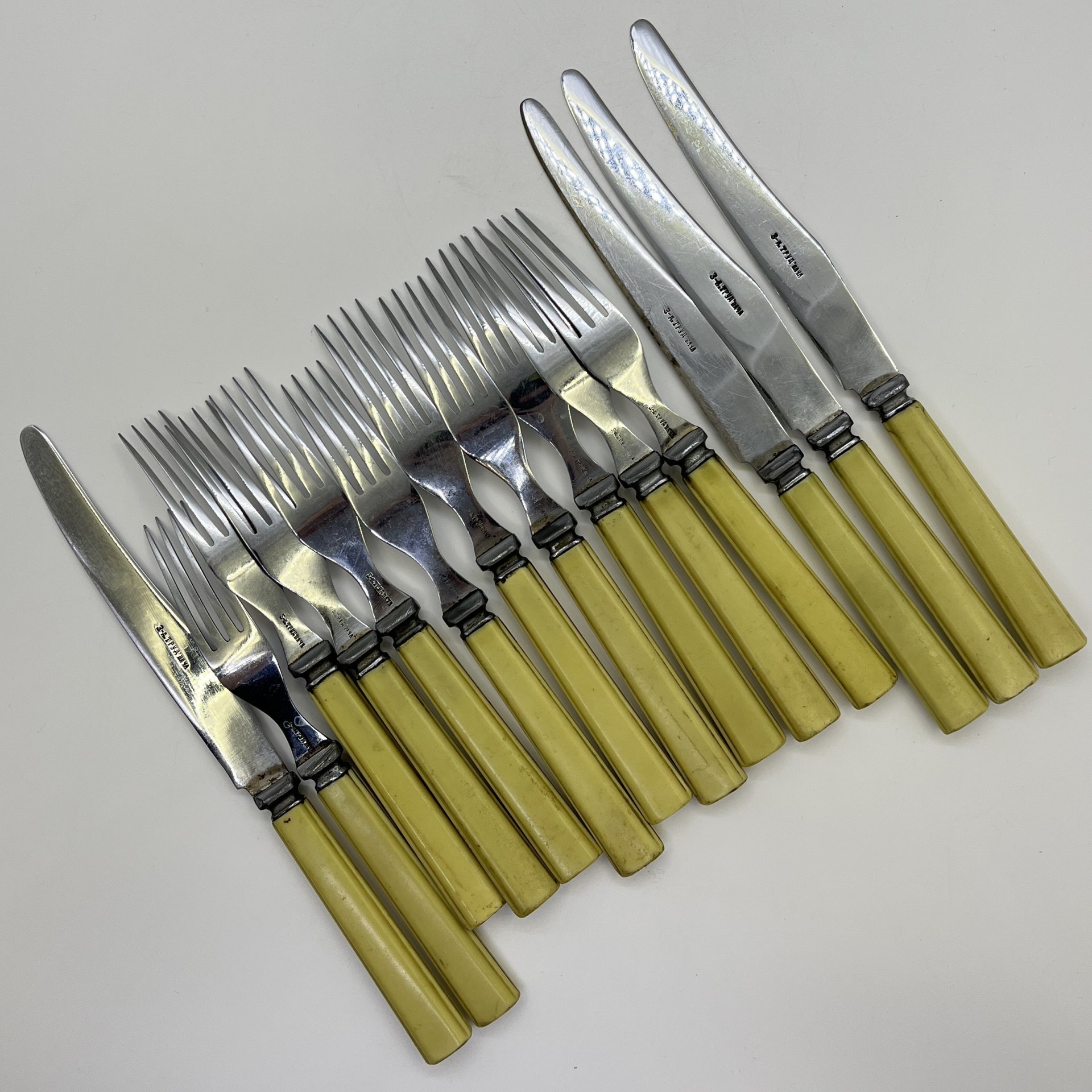 Набор из 10-ти столовых вилок и 4-х ножей, пластик, нержавеющая сталь, Завод «Труд» (р.п. Вача), СССР, 1930-1940 гг.