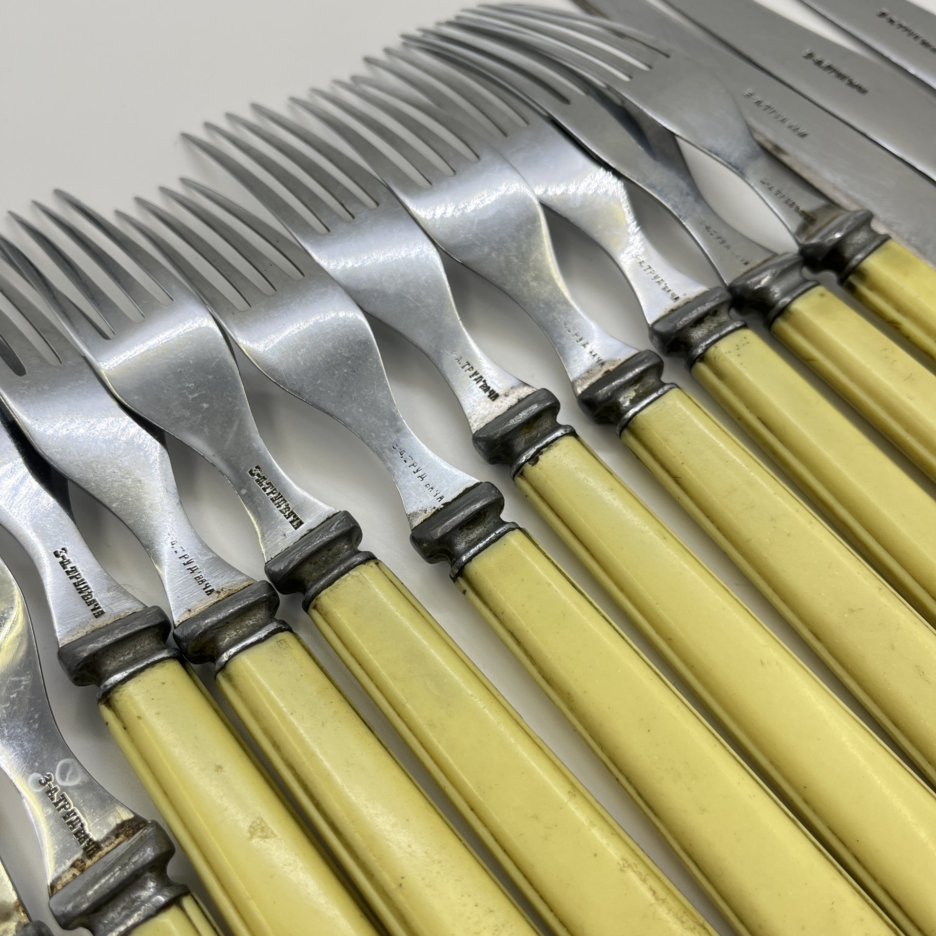 Набор из 10-ти столовых вилок и 4-х ножей, пластик, нержавеющая сталь, Завод «Труд» (р.п. Вача), СССР, 1930-1940 гг.