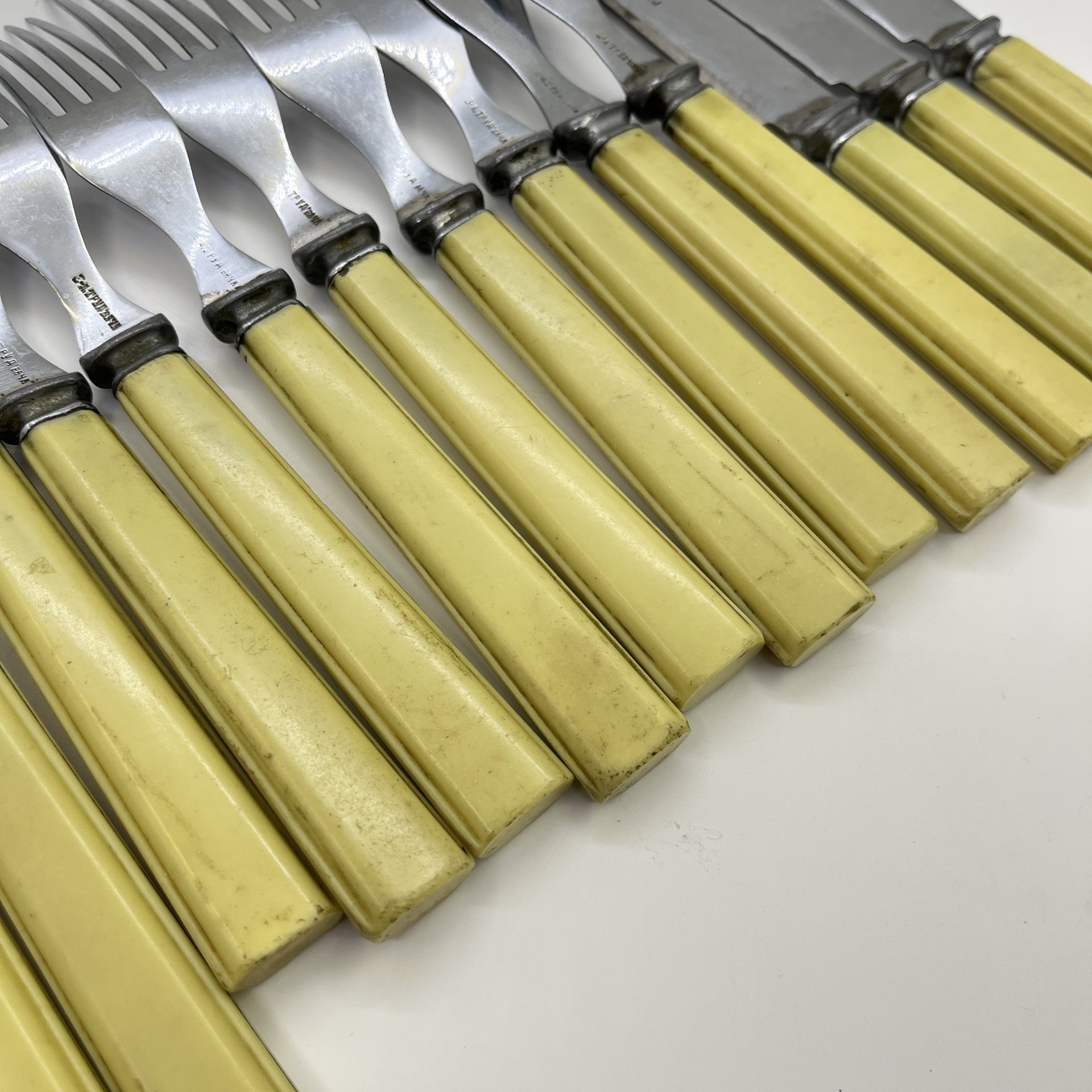 Набор из 10-ти столовых вилок и 4-х ножей, пластик, нержавеющая сталь, Завод «Труд» (р.п. Вача), СССР, 1930-1940 гг.