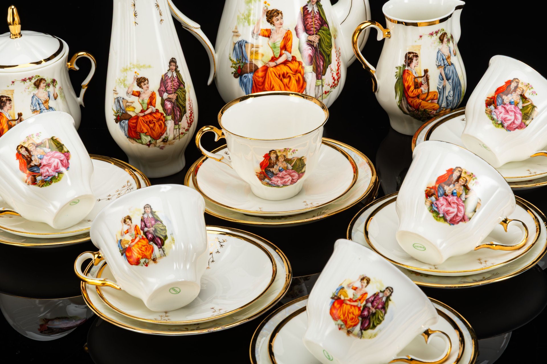 Сервиз кофейный на 6 персон (22 предмета), украшенный галантными сценами