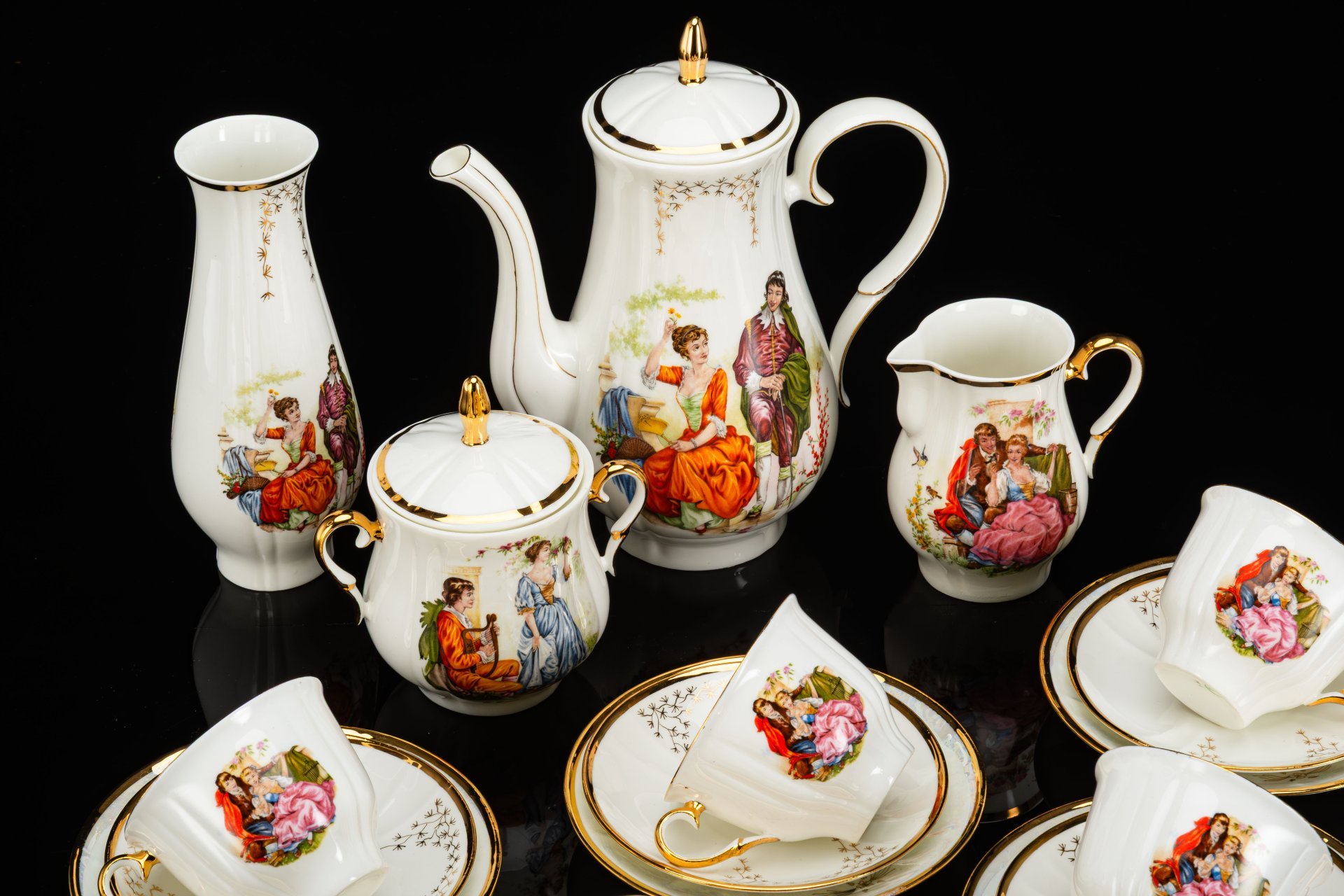 Сервиз кофейный на 6 персон (22 предмета), украшенный галантными сценами